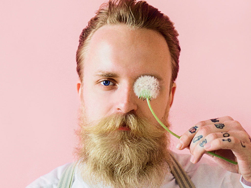 Homme avec une barbe